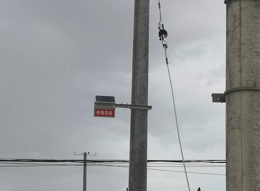 甘肅電力安裝防外破警示牌，為電力防護(hù)增添“保護(hù)傘”